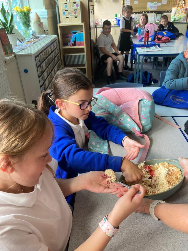 stjosephskly's tweet image. Oak class had a lovely tasty treat to end the day with their apple and blackberry crumble created with fruit picked from our very own grounds. #OakClassRules #TastyFriday #OutdoorLearning #Skills #TeamWorkMakesTheDreamWork