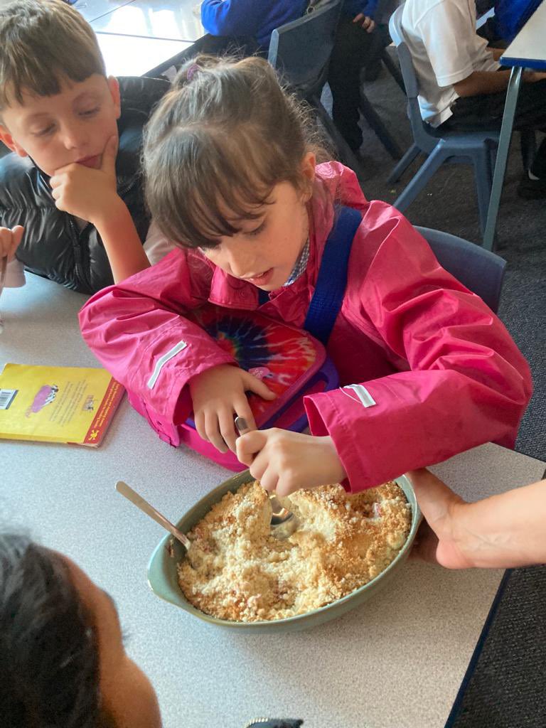 stjosephskly's tweet image. Oak class had a lovely tasty treat to end the day with their apple and blackberry crumble created with fruit picked from our very own grounds. #OakClassRules #TastyFriday #OutdoorLearning #Skills #TeamWorkMakesTheDreamWork