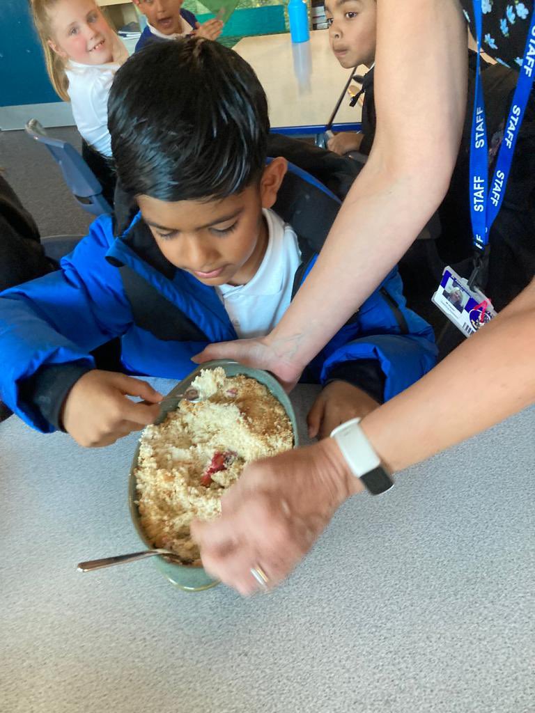 stjosephskly's tweet image. Oak class had a lovely tasty treat to end the day with their apple and blackberry crumble created with fruit picked from our very own grounds. #OakClassRules #TastyFriday #OutdoorLearning #Skills #TeamWorkMakesTheDreamWork
