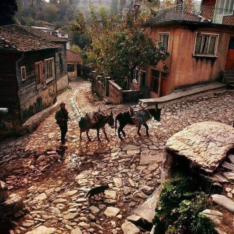 1973, Ara Güler’in kadrajından “Rumeli Hisarı’nda bir sokak arası”.