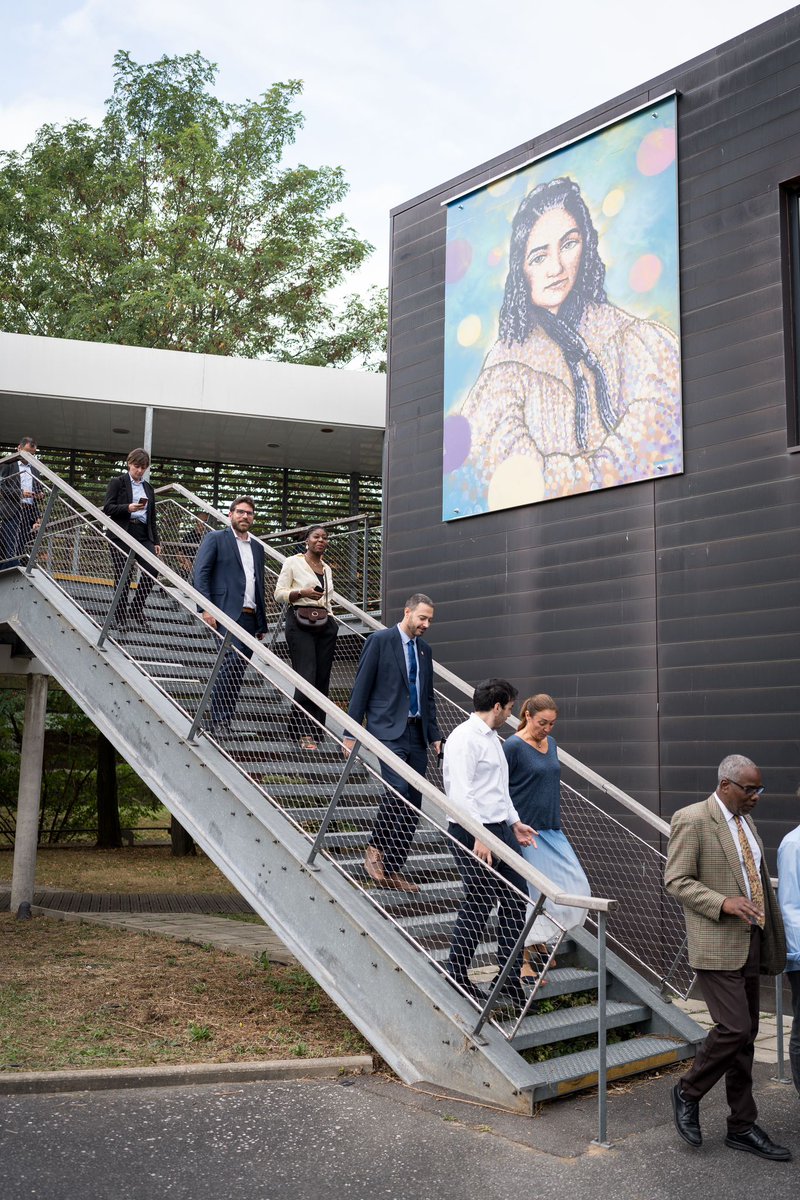 Jessie__Claude's tweet photo. Nous avons visité un collège de #Chevilly avec @vpecresse. Ravie d'avoir échangé avec nos jeunes, les agents et le personnel pédagogique en rappelant que la région les soutien et contribue à la réussite des élèves en offrant des 💻 un indispensable pr réussire sa scolarité !🎯😉 https://t.co/3lTiuB9IBm