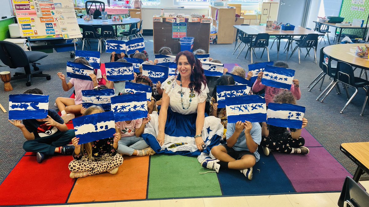 TweetyPuerto's tweet photo. Feliz Día de la Independencia de Centro América. Hablamos de cómo se celebra la independencia en nuestros países, vimos un mapa y pintamos la bandera de Honduras. Happy Independence Day to Central America. We started celebrating Hispanic Heritage Month. https://t.co/N3GFdkuocz