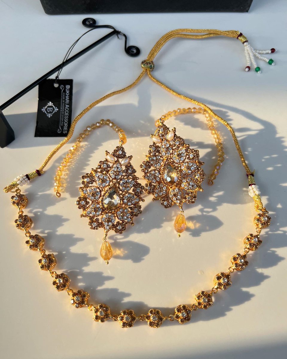 BukhariACCESSOR's tweet photo. One of our old is gold design 🤎💎✨
“PAN STYLE STUDS WITH PARTY NECKLINE” in Rhinestones 💎✨ ready to shop exclusively by #bukhariaccessories 💫
2000/-
$10
£8

#decentset #set #jewel #bespoke #gold #champagne #silver #sets #jewelry https://t.co/2TTBBbsbKa