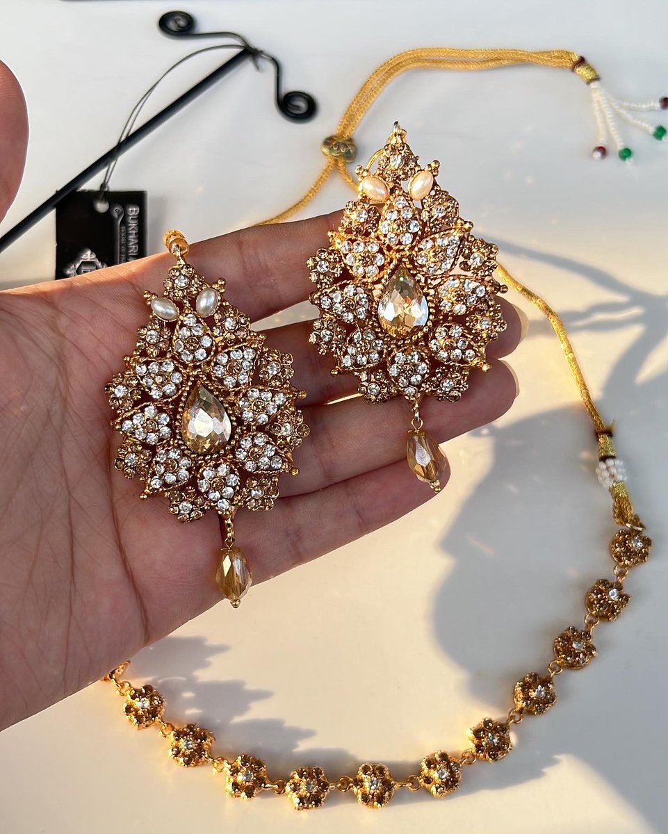 BukhariACCESSOR's tweet photo. One of our old is gold design 🤎💎✨
“PAN STYLE STUDS WITH PARTY NECKLINE” in Rhinestones 💎✨ ready to shop exclusively by #bukhariaccessories 💫
2000/-
$10
£8

#decentset #set #jewel #bespoke #gold #champagne #silver #sets #jewelry https://t.co/2TTBBbsbKa