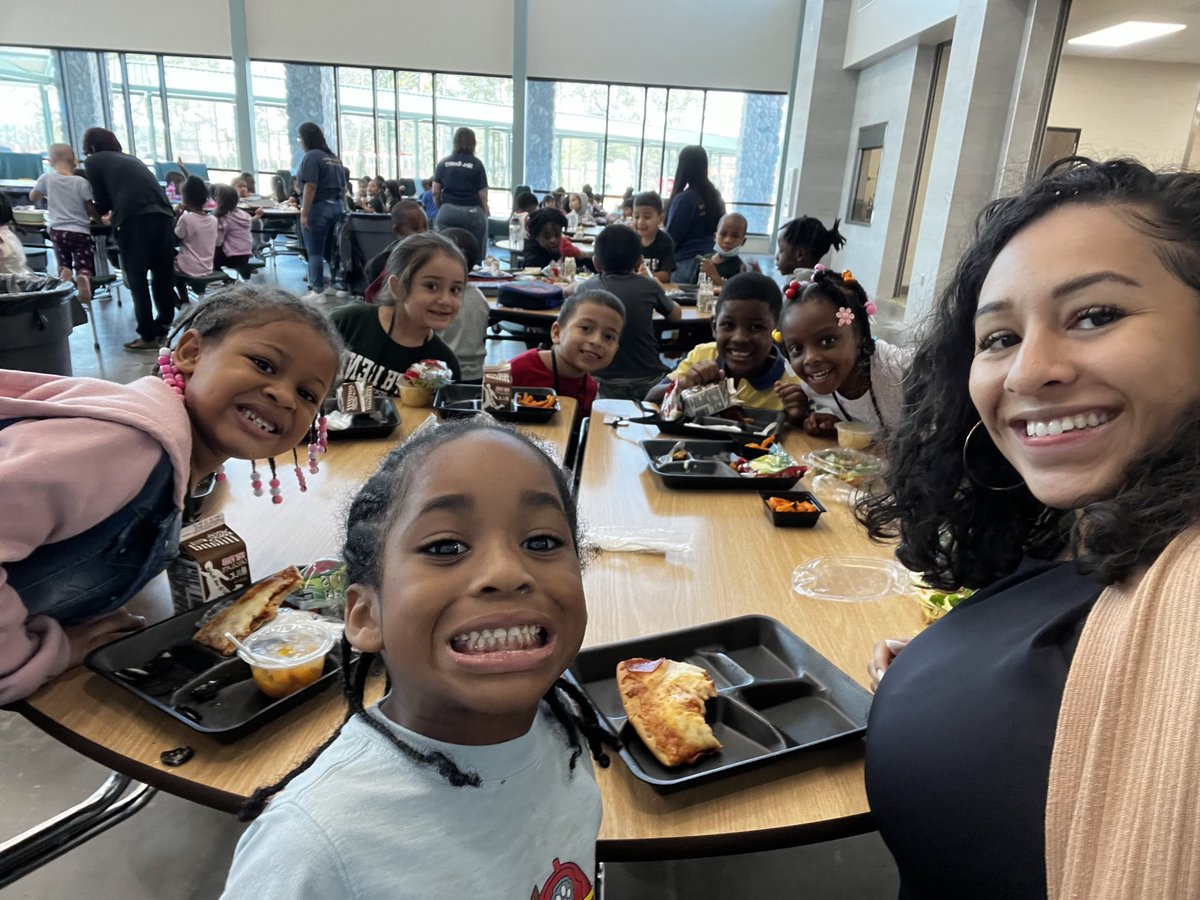 MsMinor_NBE's tweet photo. I had lunch with my students 🤩
#explorers
#northbendelementary
#kinder
@HumbleISD_NBE https://t.co/X72Ru9ttGa