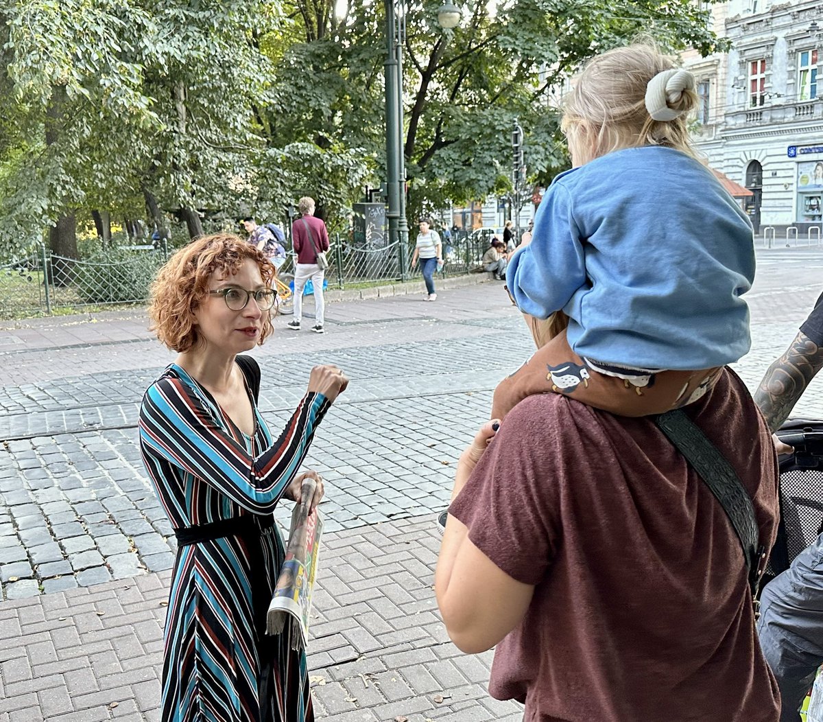 finicestfini's tweet photo. Głos Lewicy w Twoim domu✊

Rozdaje (i dyskutuje) posłanka @dgpopiolek we własnej osobie (wraz z ekipą) w drodze po #DrugaKadencja https://t.co/YZ0KvT2xmH