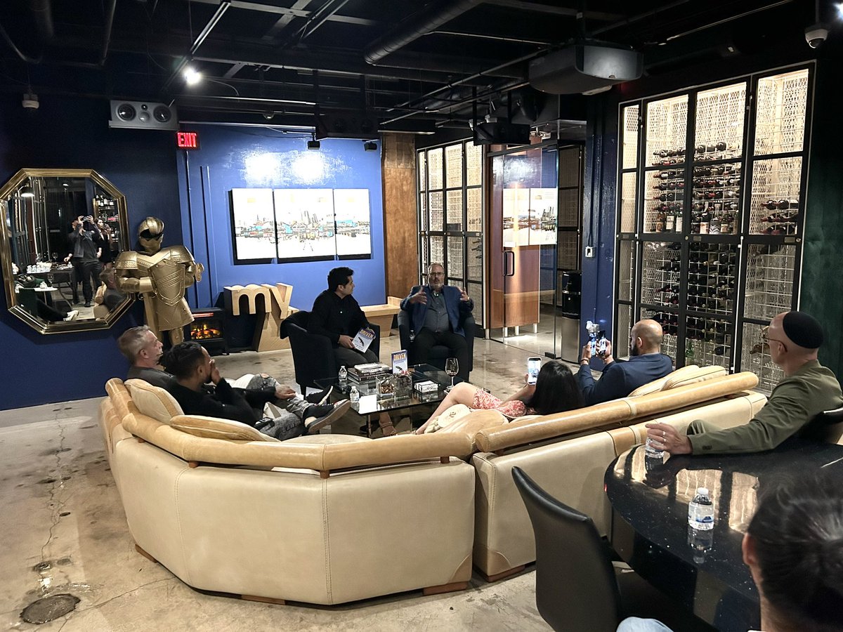pascalguyon's tweet photo. A good night meeting interesting people 👍 @askadamtorres @kengoldberg @ApothekaInc @missionmattersm @bigmoneymatters @chiragdsagar https://t.co/lUdac0QhCI