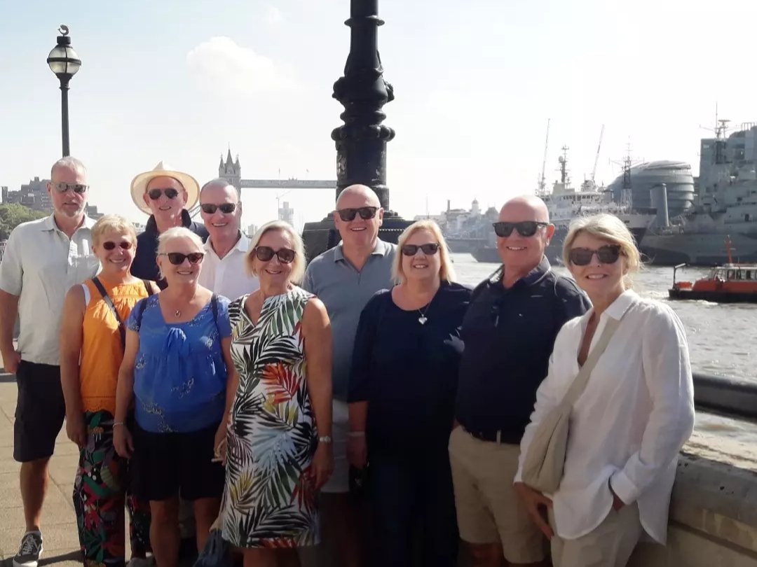 Beautifully sunny in #thecityoflondon A busy day guiding. 1st a private @Guided_Walks River Thames tour for this fun group celebrating an  anniversary.
#privatetour #riverthames