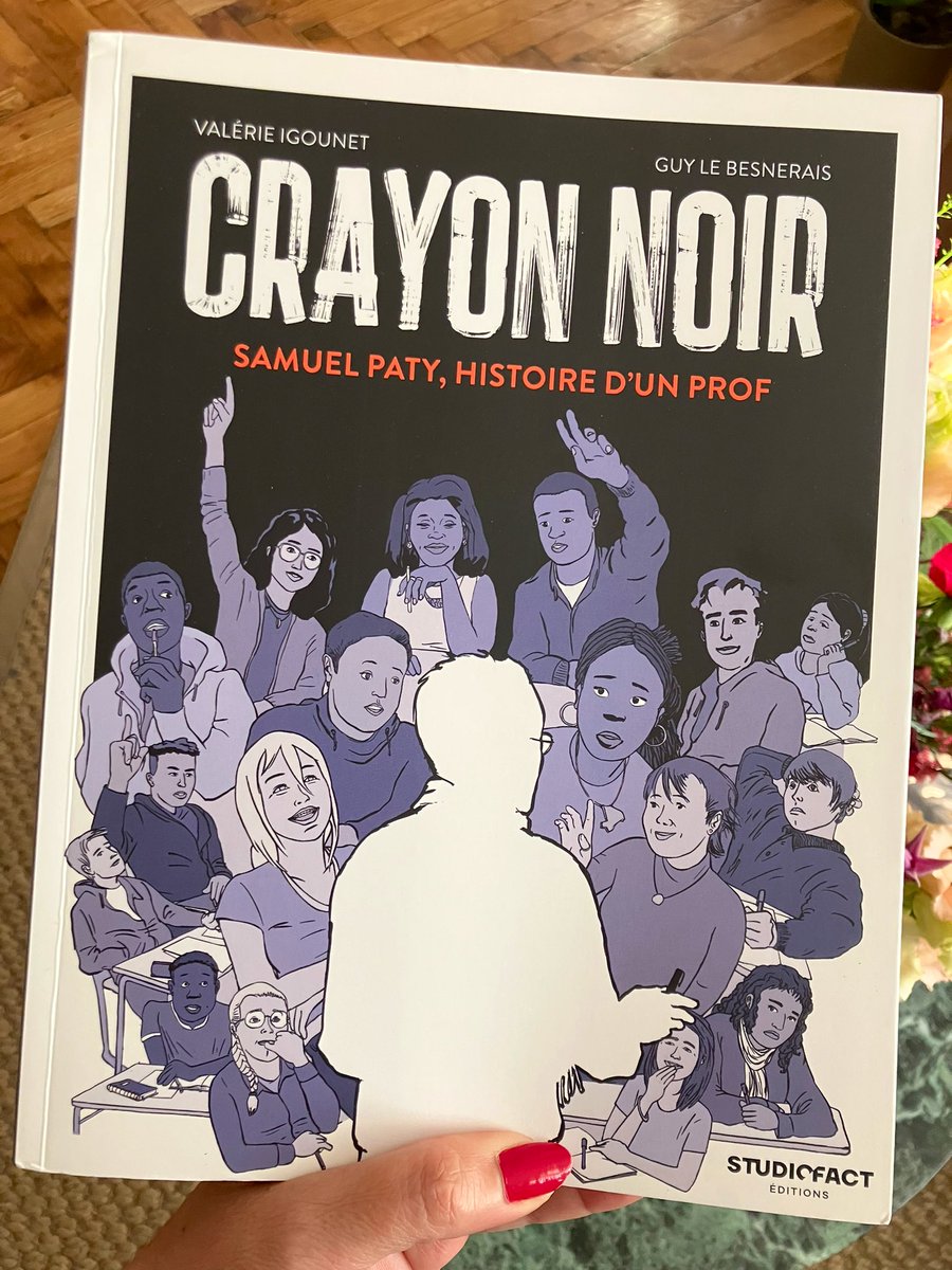 « Raconter, c’est empêcher que la mort ait le dernier mot » 🖤
Beaucoup d’émotion ce soir en trouvant « Crayon noir. Samuel Paty, histoire d’un prof », roman graphique issu d’une minutieuse enquête de <a href="/ValerieIgounet/">Valérie Igounet</a>, dessiné par Guy Le Besnerais (mise en couleurs par Mathilda)