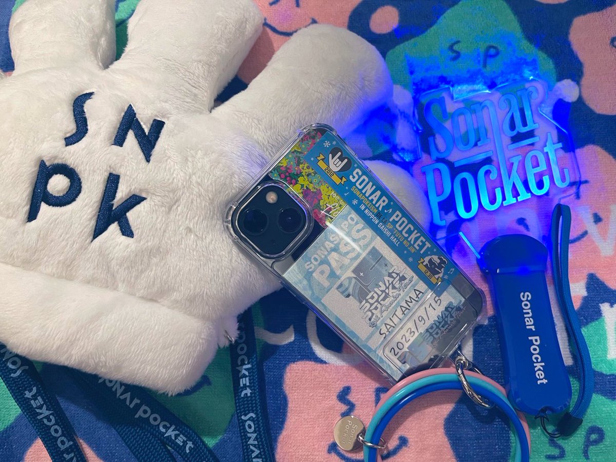 megum1028's tweet photo. パス風ステッカー
マルチストラップ
歴代タオルステッカー

手に入った事も有り
iPhoneケース透明を購入し装着 🤍

#ソナポケ
#sonarpocket 
#15thAnniversary 
#狭山市市民会館 https://t.co/OSp5le5D9f
