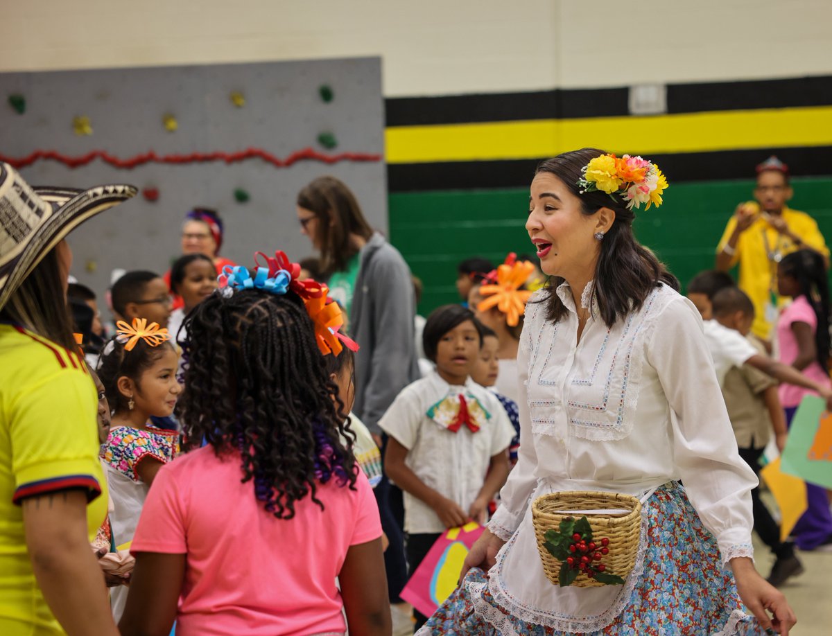 CabCoSchools's tweet photo. It's #NationalHispanicHeritageMonth and Wolf Meadow Elementary School is ready to celebrate! They kicked off the month with an amazing Heritage Parade. 💃🇭🇳 🇨🇴 🇨🇱 🇲🇽🪅 https://t.co/JPatI8qGH5