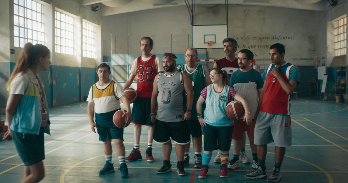 Son tan grandes que la cancha de baloncesto se les ha quedado pequeña 🏀🏀🏃🏃

¡#Campeonex sigue batiendo récords en taquilla un mes después de su estreno!

Muchas gracias a todos los que ya la habéis disfrutado en los cines 🥰

<a href="/CampeoneX_/">CampeoneX La Película</a> <a href="/MovistarCine/">Cine en Movistar Plus+</a> <a href="/rtve/">RTVE</a> <a href="/Universal_Spain/">Universal Pictures</a>