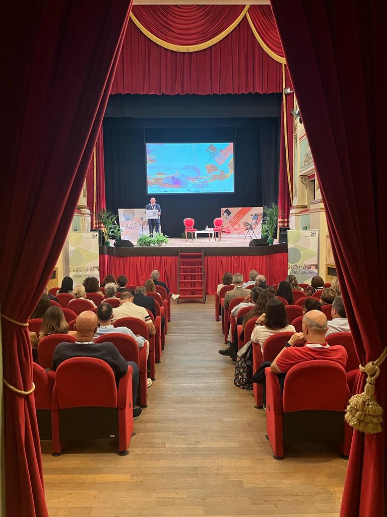 Al via la VI edizione di Offida Film Festival. 
Al centro di questa edizione: sul lavoro premia il paradigma della prestazione o quello delle relazioni? Tre giorni di incontri che proveranno a trovare una risposta.