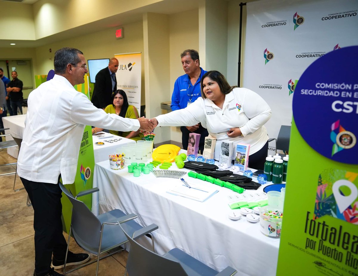 CDCOOPPR's tweet photo. La @CDCOOPPR participa hoy de la Feria de Servicios #FortalezaPorPuertoRico desde Fort Buchanan. La @prcomicdcoop, Lcda. Glorimar Lamboy Torres estuvo junto al personal de la CDCoop.

#somoscdcoop 
#HaciendoQueLasCosasPasen 
#GobiernoDeResultados 
#TodosPorPuertoRico https://t.co/JVg5iFrxYS
