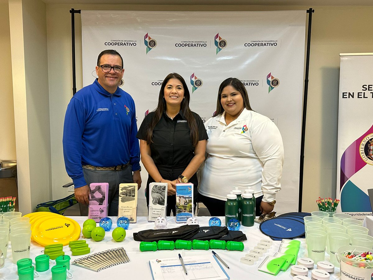 CDCOOPPR's tweet photo. La @CDCOOPPR participa hoy de la Feria de Servicios #FortalezaPorPuertoRico desde Fort Buchanan. La @prcomicdcoop, Lcda. Glorimar Lamboy Torres estuvo junto al personal de la CDCoop.

#somoscdcoop 
#HaciendoQueLasCosasPasen 
#GobiernoDeResultados 
#TodosPorPuertoRico https://t.co/JVg5iFrxYS
