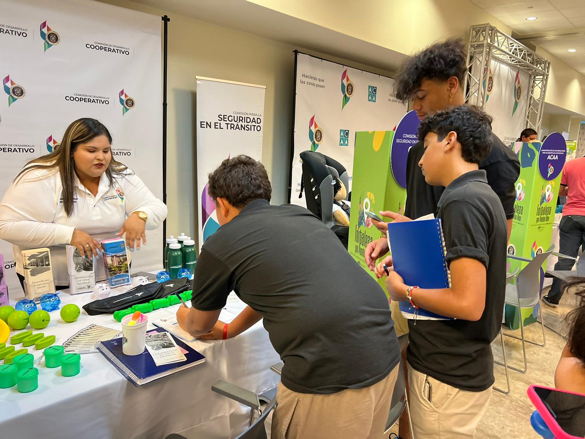 CDCOOPPR's tweet photo. La @CDCOOPPR participa hoy de la Feria de Servicios #FortalezaPorPuertoRico desde Fort Buchanan. La @prcomicdcoop, Lcda. Glorimar Lamboy Torres estuvo junto al personal de la CDCoop.

#somoscdcoop 
#HaciendoQueLasCosasPasen 
#GobiernoDeResultados 
#TodosPorPuertoRico https://t.co/JVg5iFrxYS