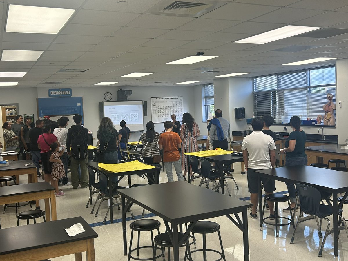 Eastwood Academy HS welcomed parents in for Open House!! Amazing to see so many Boxer parents here meeting with our awesome teachers!! @AnaLAguilar4 @MsDixie_EAHS @Jen_Harwell @HISDCentral @DrHilArnold