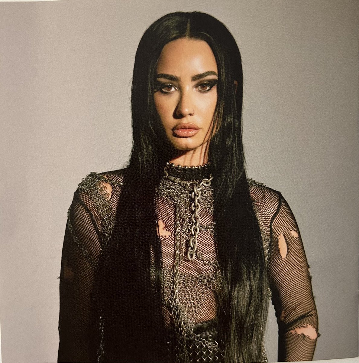 portallovato's tweet photo. Será que vem deluxe por ai? Demi Lovato comenta sobre o processo de escolhas para as músicas de seu álbum REVAMPED, confira: 

"Acho que eu gravei Get Back e Really Don't Care. RDC foi uma que eu precisei cortar do álbum e fiquei chateada. Por alguma razão, nos acordamos que seriam 10 músicas, então eu precisei cortar as duas. Essas [músicas dentro do revamped], são as 10 faixas que eu senti que seriam melhor para o álbum. Eu estou feliz com o resultado, mas sim, talvez, quem sabe, exista uma versão deluxe ou algo do tipo."