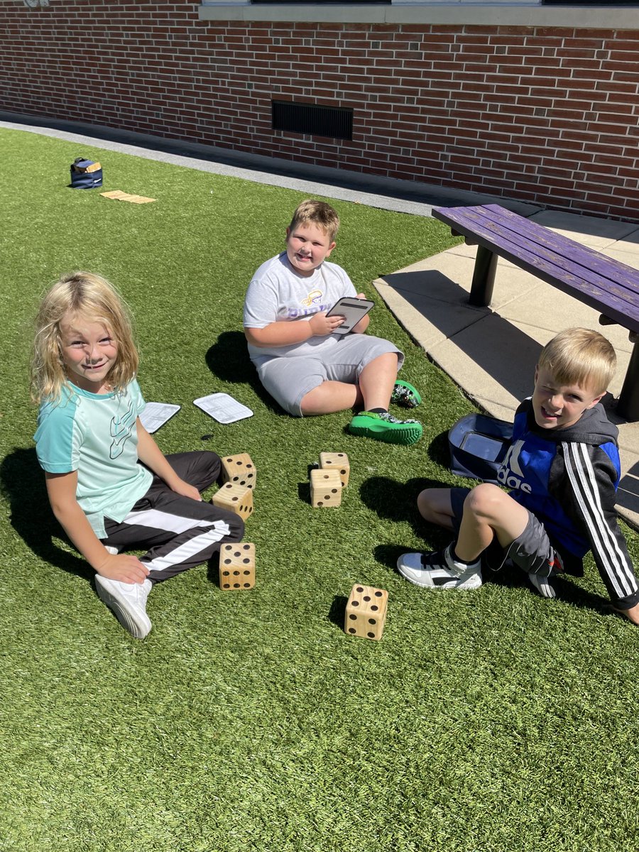 AkronElem's tweet photo. Perfect weather to spend time in the student-designed courtyard! ⁦@GoMounts⁩ https://t.co/2YVJvtGXD4