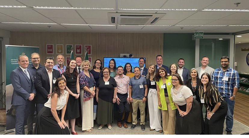Ireland in Brazil (@irlandanobrasil) on Twitter photo Mais uma excelente oportunidade de fortalecermos os vínculos entre 🇧🇷 e 🇮🇪
Esta semana, a nova Embaixadora da Irlanda para o Brasil, S.E. Fiona Flood, foi recebida em sua primeira visita ao Consulado Geral, em São Paulo!
<a href="/IrlSaoPaulo/">Irish CG São Paulo</a>
<a href="/IEAmbBrazil/">Ambassador of Ireland to Brazil</a> Mais uma excelente oportunidade de fortalecermos os vínculos entre 🇧🇷 e 🇮🇪
Esta semana, a nova Embaixadora da Irlanda para o Brasil, S.E. Fiona Flood, foi recebida em sua primeira visita ao Consulado Geral, em São Paulo!
<a href="/IrlSaoPaulo/">Irish CG São Paulo</a>
<a href="/IEAmbBrazil/">Ambassador of Ireland to Brazil</a>