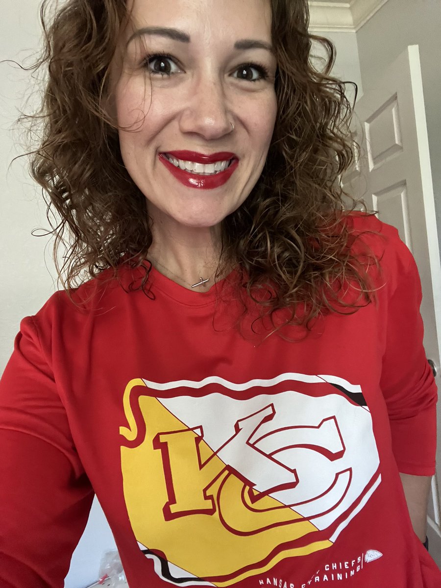 It’s RED FRIDAY, bitches!!!! ♥️💛 #REDFriday #chiefskingdom  #Chiefs