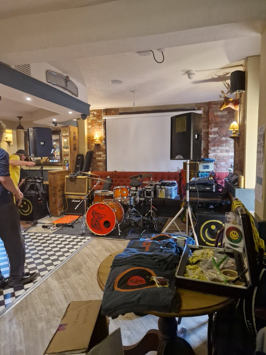 Stray_Fox_Band's tweet photo. The Black Horse, Tring. 7.30pm
18+ gig.
Free entry
Be there or miss out!!!
#newband #bluesrock #rockband #strayfox https://t.co/Avb6HLHtrw
