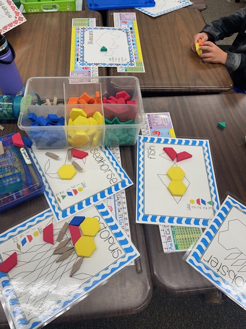 CRASMrsEnnis's tweet photo. First Grade Fridays are for stretching our brains! We solved puzzles with Math tools like pattern blocks. #FirstGradeSTEM #1stGradeProblemSolvers #FTSEveryChildEveryDay https://t.co/Gjs09g2CE7