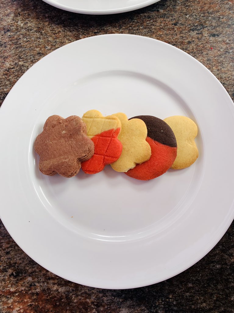 Sangoboyfie's tweet photo. Being a chef is the best job in the world.🍪👩🍳
#SignatureChefs https://t.co/Fkq06zpeIl