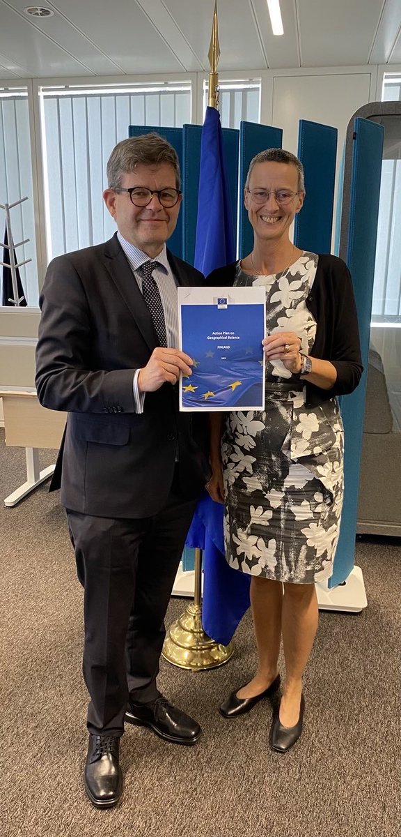The making of… an official photo-op 😀 earlier today @EU_Commission:

The EU flag 🇪🇺 was being unco-operative and it took some firm handling from the Director-General and the Permanent Representative to fix the situation 😀 Finally, we were ready for the photos 📷 #EUCareers
