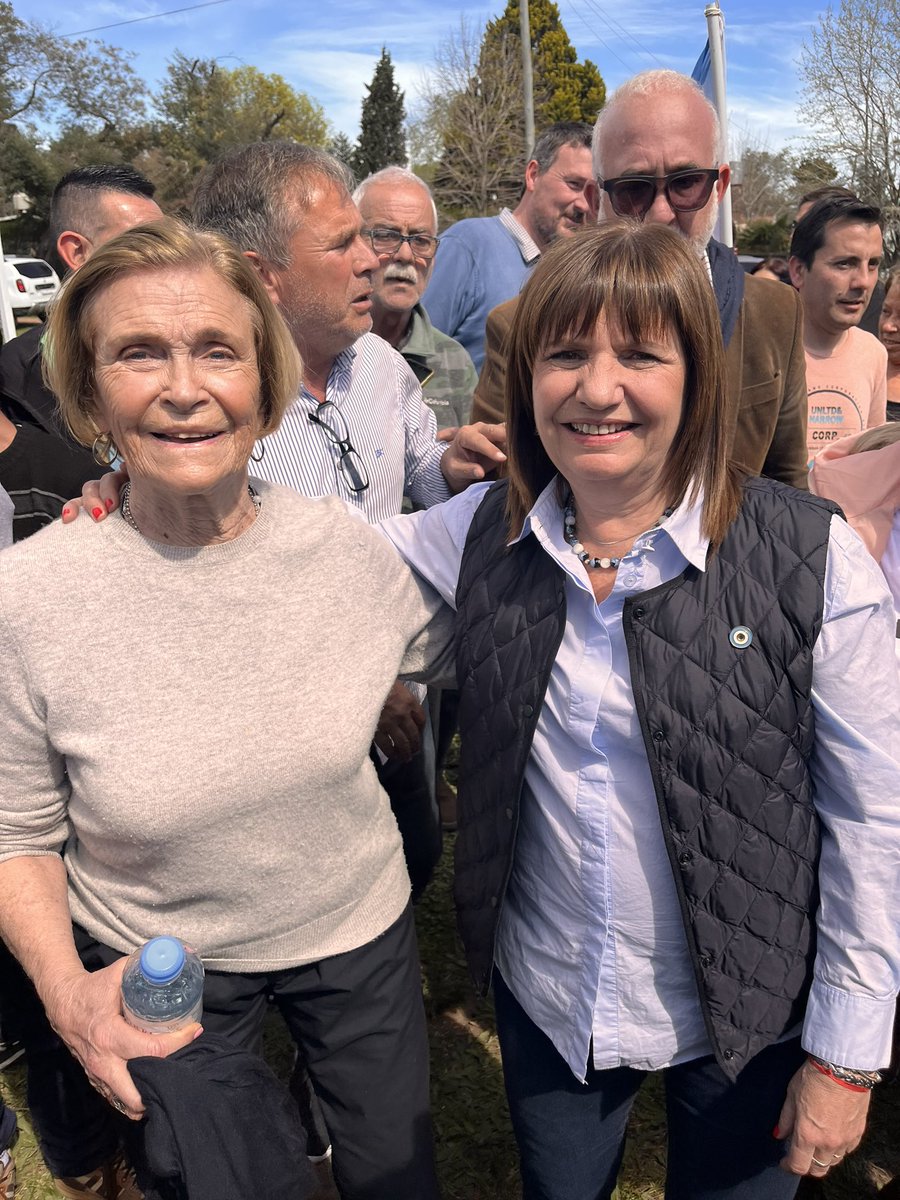 En la parada de Cañuelas, Martina de Estrada, madre y maestra de Adolfo Cambiasso, el mejor polista de la Argentina y del mundo, vino a saludar a Patricia #EsAhora #VamosPorLaArgentina 🦆🗳️🇦🇷