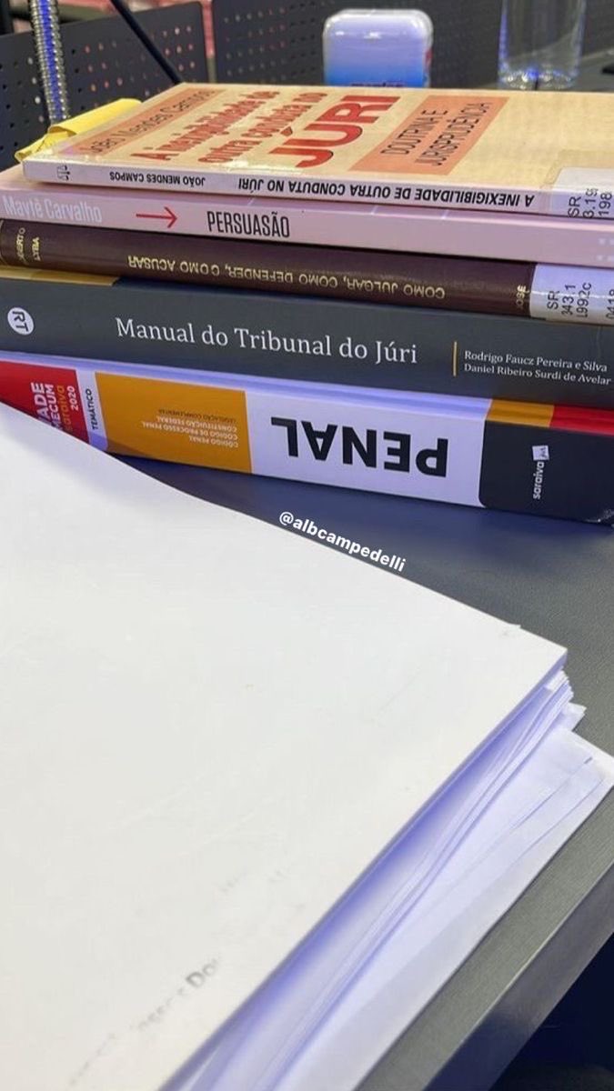 broflovzkyle's tweet photo. acho que se jogar esse vade-mécum na cabeça de alguém m4t4.
#DUDay https://t.co/8pqhUgIdug