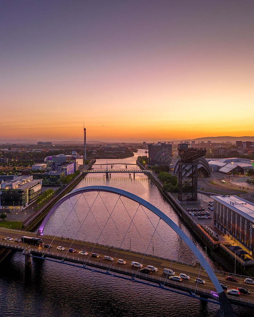 Scotland's tweet photo. Scotland's cities are buzzing with energy throughout the day and night ⚡

However as each day starts and each day ends there is a brief moment where even in the busiest of cities you can find moments of peace 🌅

 #ScottishCities #Sunrise #Sunset https://t.co/1DcwbqYRO8