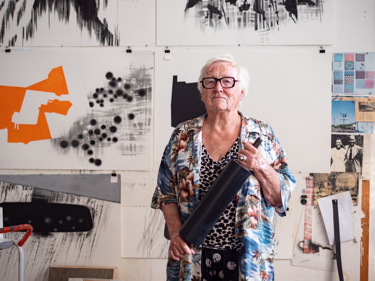 KRLeiden's tweet photo. Marijke Verhoef woont al vijftig jaar in Leiden en ontdekt nog steeds nieuwe invalshoeken voor haar kunstwerken. Ze vertaalt deze ontdekkingen in diverse kunstvormen. Lees het hele interview via: https://t.co/TU1qdUX8yR.
#MuseumDeLakenhal #KunstrouteLeiden #KRLeiden https://t.co/CjAjeIEWZZ