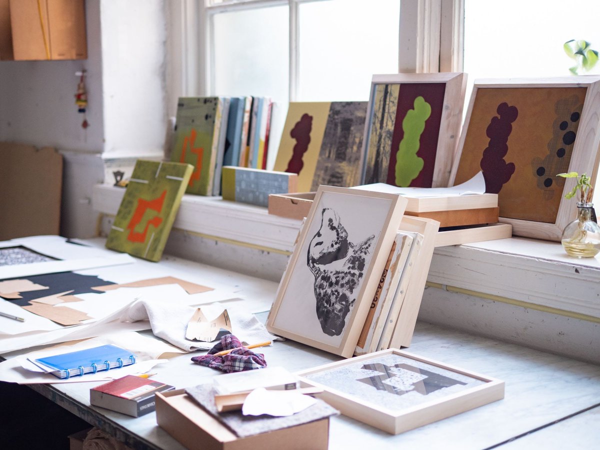 Marijke Verhoef woont al vijftig jaar in Leiden en ontdekt nog steeds nieuwe invalshoeken voor haar kunstwerken. Ze vertaalt deze ontdekkingen in diverse kunstvormen. Lees het hele interview via: ow.ly/ZLbk50PM3Mb.
#MuseumDeLakenhal #KunstrouteLeiden #KRLeiden