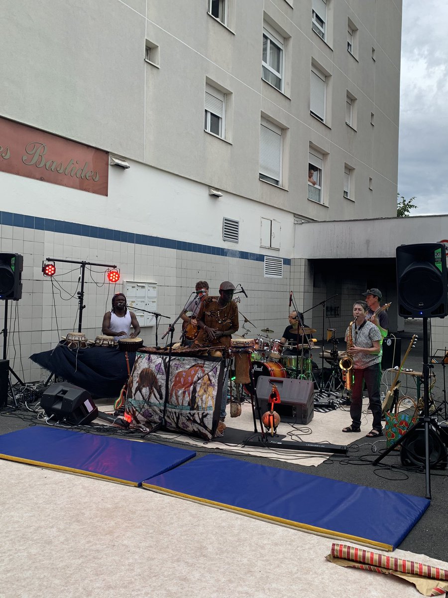 AzizSkalli's tweet photo. Fête de la rentrée à la #Benauge avec le @cabordeaux33 #Bordeaux Bastide Benauge et les  nombreuses associations qui travaillent sur le quartier. https://t.co/Gi5mA2LoQs