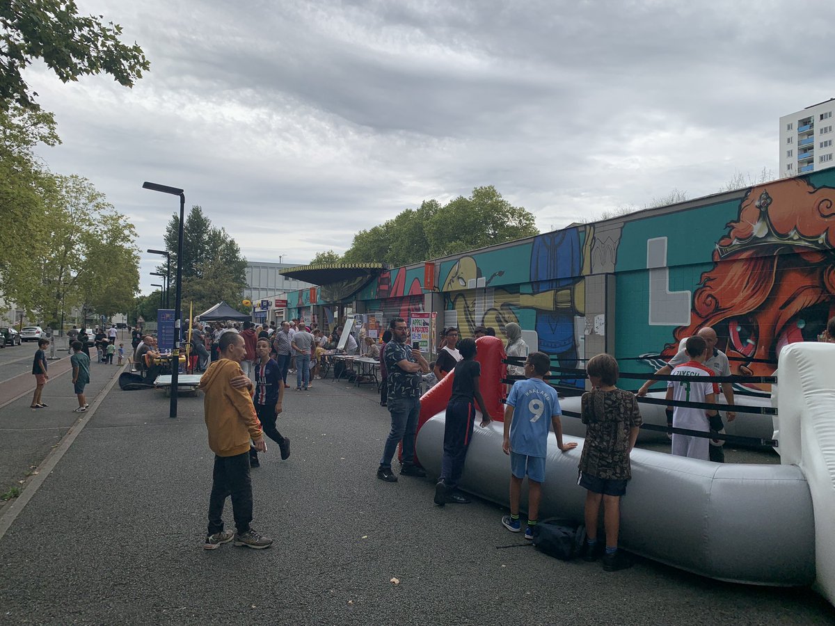 AzizSkalli's tweet photo. Fête de la rentrée à la #Benauge avec le @cabordeaux33 #Bordeaux Bastide Benauge et les  nombreuses associations qui travaillent sur le quartier. https://t.co/Gi5mA2LoQs