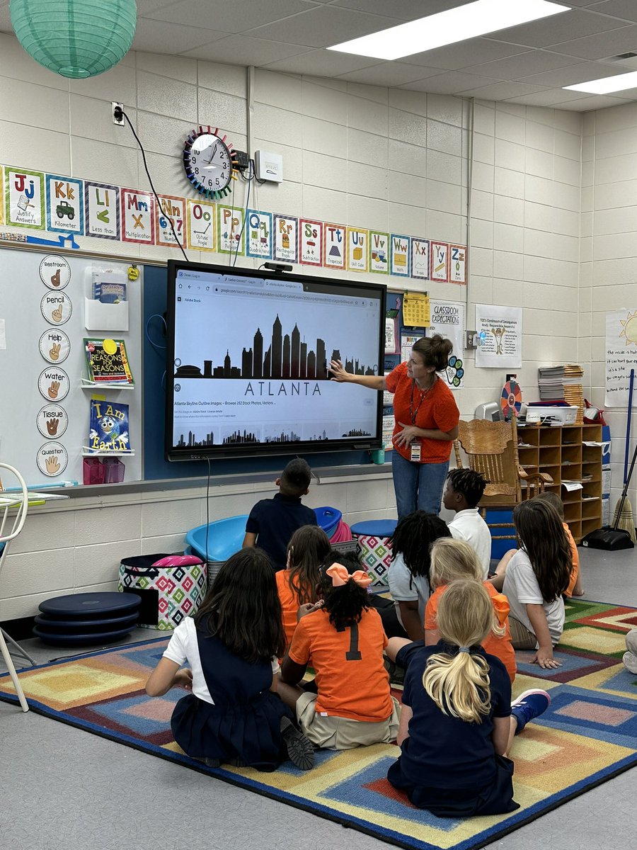 Ms. Keeler rocking a lesson on our state capitol building and roles/responsibilities of governors. @Tigers_TCE @GilmoreKenyatta @kellyedgington5 #creekSTANDARD
