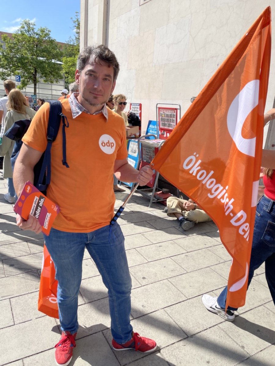 oedpmuenchen's tweet photo. 10.000 Menschen heute vor dem Münchner Siegestor beim #Klimastreik von @fff_muc. Ein überwältigendes Gefühl, wie immer! #Climateforchange
Wir sind die Partei mit dem konsequentesten Klimaschutzprogramm: Deshalb wählt am 8.10. #ÖDP! #öodernie
https://t.co/cQXj5JlKch https://t.co/PETRPr625r