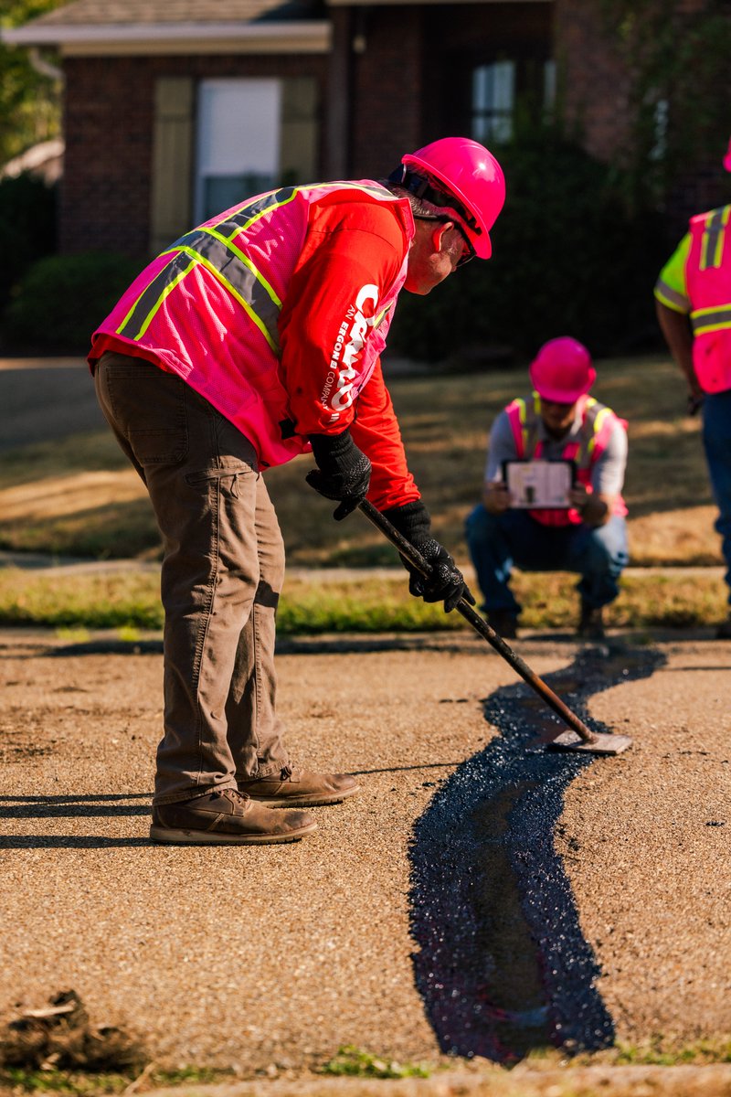 ergonasphalt's tweet photo. Ergon’s #Crafco worked with #ErgonAsphalt on a pavement preservation demo in Rankin County, MS. While sporting their pink safety gear in support of Breast Cancer Awareness, teams sealed transverse joints and fatigued surface areas with Mastic One, Crafco’s pavement repair mastic. https://t.co/zKLynQ0P3U