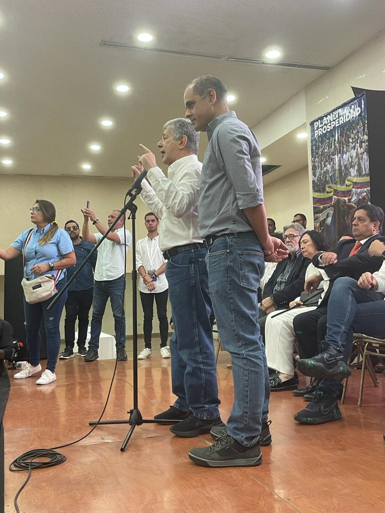 CacoFacenda's tweet photo. Con la voz quebrada, nuestro Sec Gral Nacional compañero @hramosallup rindió sentido homenaje a la memoria de nuestro Presidente Vitalicio Honorario Dr Carlos Canache Mata en el #82 Aniversario de @ADemocratica y de pie, aplaudimos a su hijo, mi buen amigo Leonardo Canache!!! https://t.co/FK6K6Vd905