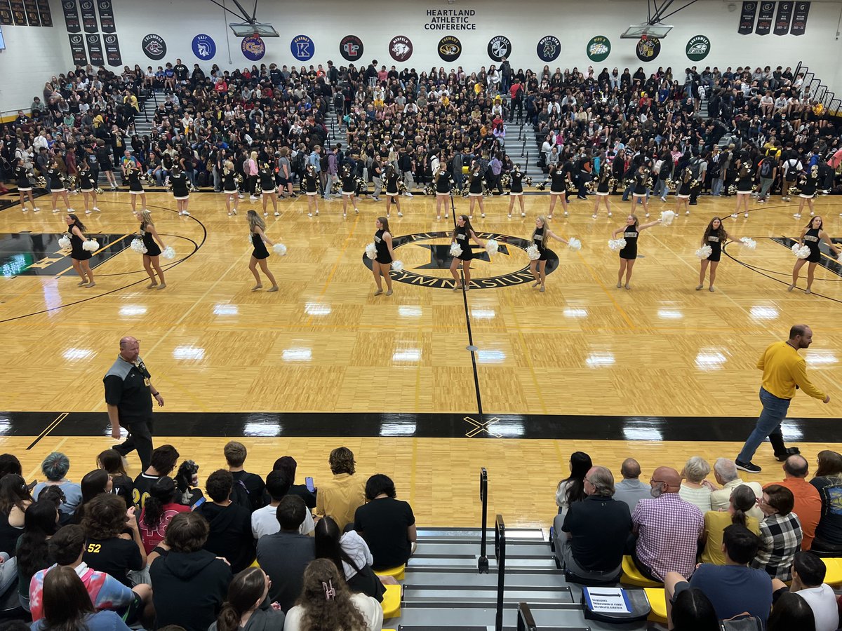 fhstigersbelong's tweet photo. 🐯September 15th marks the end of Homecoming week with Spirit Day.🐯
The game is tonight, but before the game: the homecoming pep rally.
Teachers danced, balloons were popped, teams were acknowledged and cheers were cheered.
GOOOOOO Tigers! BEAT Norfolk! #FHSTigerNation https://t.co/qyeHDFT5nj