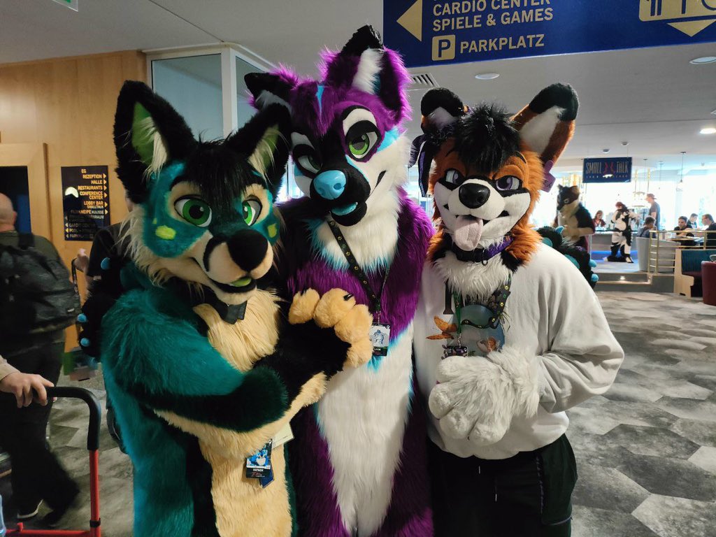 Greetings to everyone from the #EAST11 with <a href="/CycurCanine/">Purple Dog ✈️MFF</a> and <a href="/rotfellfox/">Head of Eepy Inc.</a> :3

🪡: <a href="/MadeFurYou/">Made Fur You</a> 
🪡: <a href="/AlphaDogsStudio/">Alpha Dogs</a> 
📸: RedNoise

 #fursuiting #furryfandom #Fursuit #furryartwork #furryart #furry #Fursona #madefuryou #sachsenfurs
#FursuitFriday