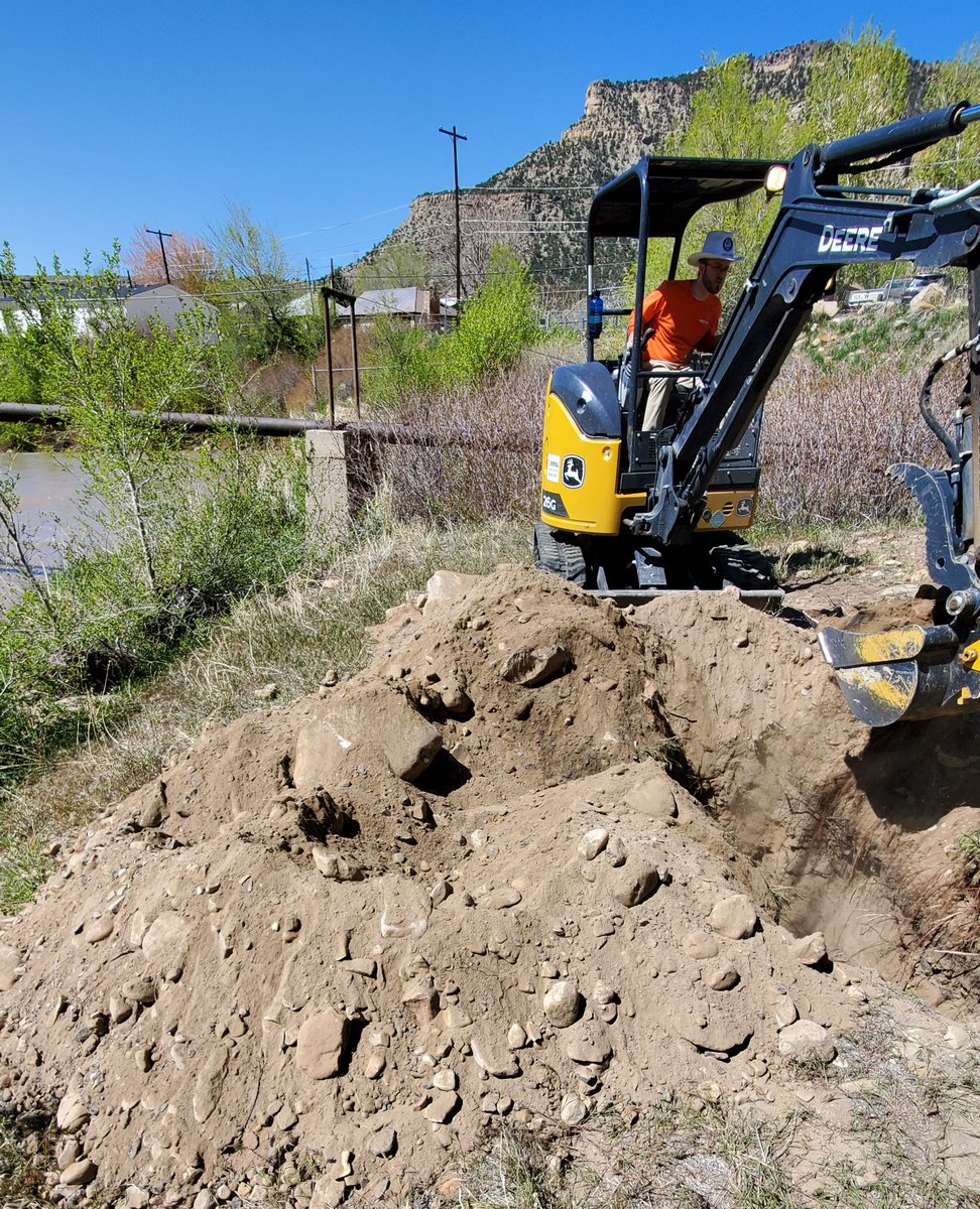 NinyoandMoore's tweet image. #SaltLakeCity  team member, Robert Gambrell doing double duty managing and operating the digger on the Helper River Revitalization project.

#geotechnical #testpit