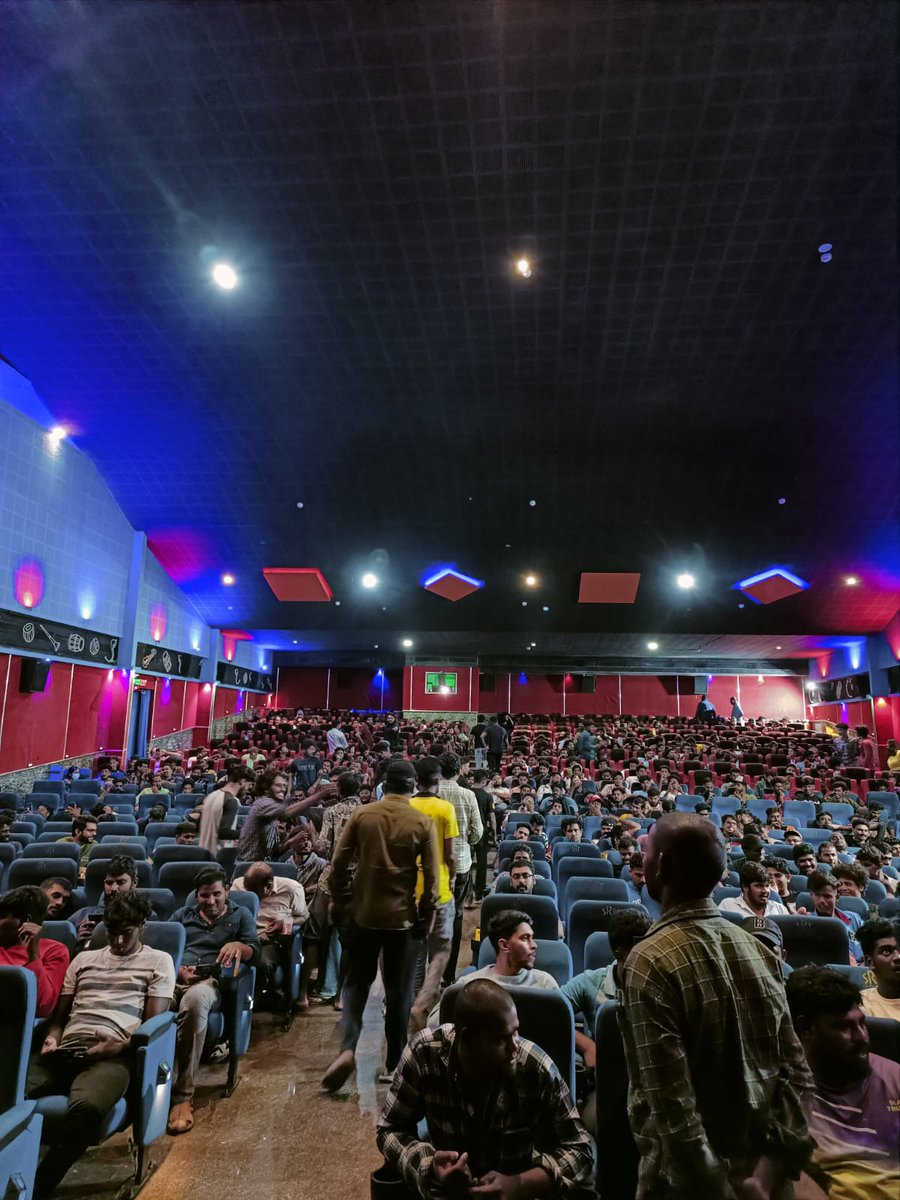 harikumarhbk's tweet photo. #MarkAntony Housefull Show @ #Palakkad , #Kerala

@VishalKOfficial @iam_SJSuryah 
@Adhikravi https://t.co/zBhRD1k3xM