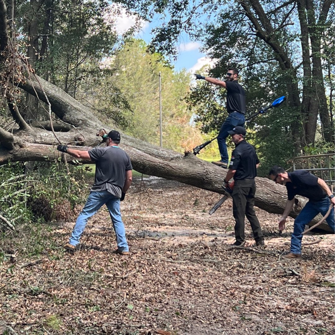 STRUCTURE_CRE's tweet image. Our hearts are in Madison, FL! STRUCTURE Commercial Real Estate joined forces on Monday to make a difference in the aftermath of Hurricane Idalia. Together, we're making a positive impact, one step at a time.  #MadisonStrong #HurricaneRelief