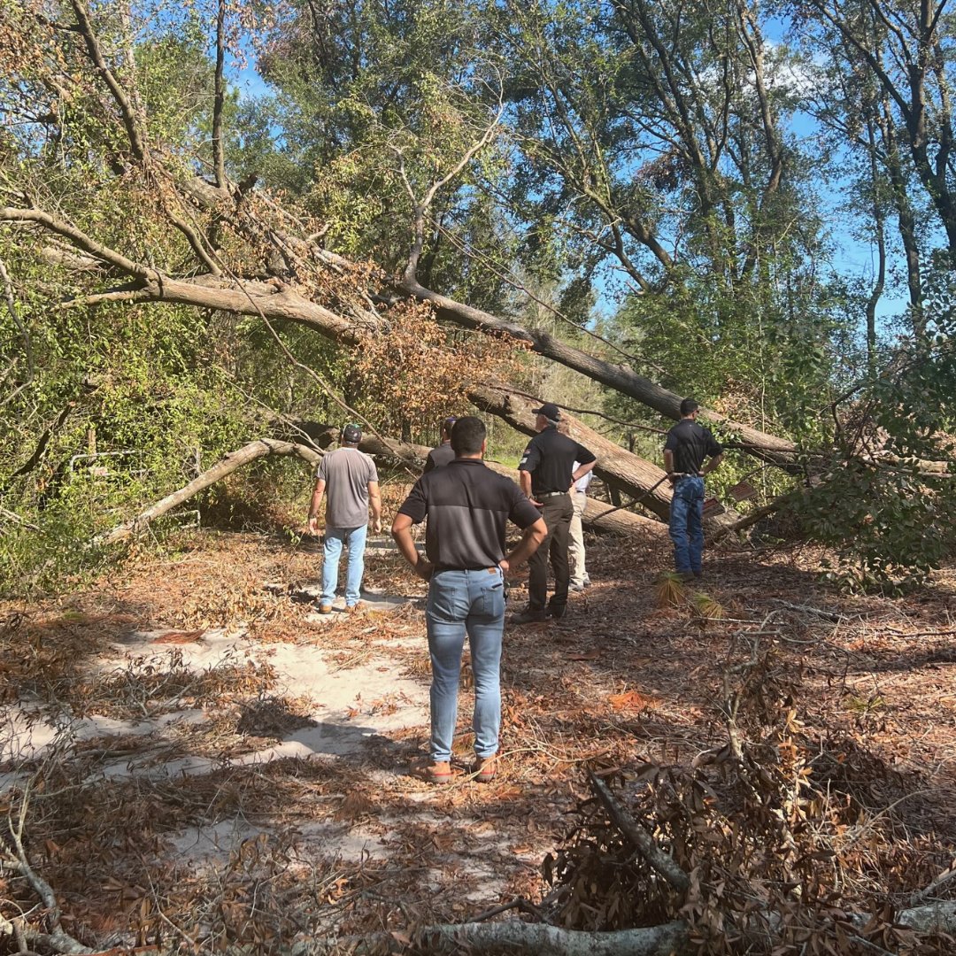 STRUCTURE_CRE's tweet image. Our hearts are in Madison, FL! STRUCTURE Commercial Real Estate joined forces on Monday to make a difference in the aftermath of Hurricane Idalia. Together, we're making a positive impact, one step at a time.  #MadisonStrong #HurricaneRelief