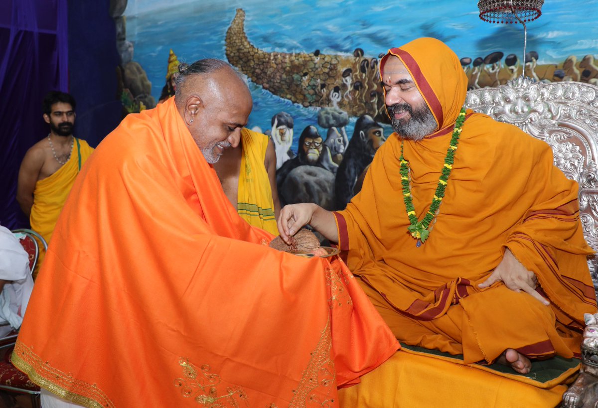 ShankaraPeetha's tweet photo. #ಸಂಘಟನಾ_ಚಾತುರ್ಮಾಸ್ಯ -ದಿನ 75

*ಸ್ವರ್ಣಪಾದುಕಾಪೂಜೆ
*ಶಿವಗುರುಕುಲ&amp;ಶ್ರೀಭಾರತೀ ಗುರುಕುಲಗಳಲ್ಲಿ ಯಜುರ್ವೇದ ಮೂಲಾಂತ ಅಧ್ಯಯನ ಸಂಪನ್ನರಾದವರಿಗೆ ದೀಕ್ಷಾಸಂದೇಶ
*ಗಣ್ಯಾಶೀರ್ವಾದ:
◆ಡಾ.M.S.ಸನತ್ಕುಮಾರ್ ಸೋಮಯಾಜಿ
◆ವಿದ್ವಾನ್ ಉಮಾಕಾಂತ ಭಟ್
*ಸಾಧಕರಿಗೆ ಸನ್ಮಾನ
*ವಲಯ ಸಭೆ:ರಾಮಚಂದ್ರಾಪುರಮಂಡಲದ ಸಂಪೆಕಟ್ಟೆ,ನಿಟ್ಟೂರು,ಹೊಸಕೊಪ್ಪ,ತುಮರಿ ವಲಯ https://t.co/hj712KyqZI