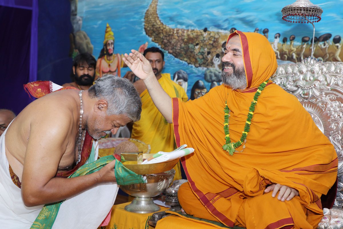 ShankaraPeetha's tweet photo. #ಸಂಘಟನಾ_ಚಾತುರ್ಮಾಸ್ಯ -ದಿನ 75

*ಸ್ವರ್ಣಪಾದುಕಾಪೂಜೆ
*ಶಿವಗುರುಕುಲ&amp;ಶ್ರೀಭಾರತೀ ಗುರುಕುಲಗಳಲ್ಲಿ ಯಜುರ್ವೇದ ಮೂಲಾಂತ ಅಧ್ಯಯನ ಸಂಪನ್ನರಾದವರಿಗೆ ದೀಕ್ಷಾಸಂದೇಶ
*ಗಣ್ಯಾಶೀರ್ವಾದ:
◆ಡಾ.M.S.ಸನತ್ಕುಮಾರ್ ಸೋಮಯಾಜಿ
◆ವಿದ್ವಾನ್ ಉಮಾಕಾಂತ ಭಟ್
*ಸಾಧಕರಿಗೆ ಸನ್ಮಾನ
*ವಲಯ ಸಭೆ:ರಾಮಚಂದ್ರಾಪುರಮಂಡಲದ ಸಂಪೆಕಟ್ಟೆ,ನಿಟ್ಟೂರು,ಹೊಸಕೊಪ್ಪ,ತುಮರಿ ವಲಯ https://t.co/hj712KyqZI