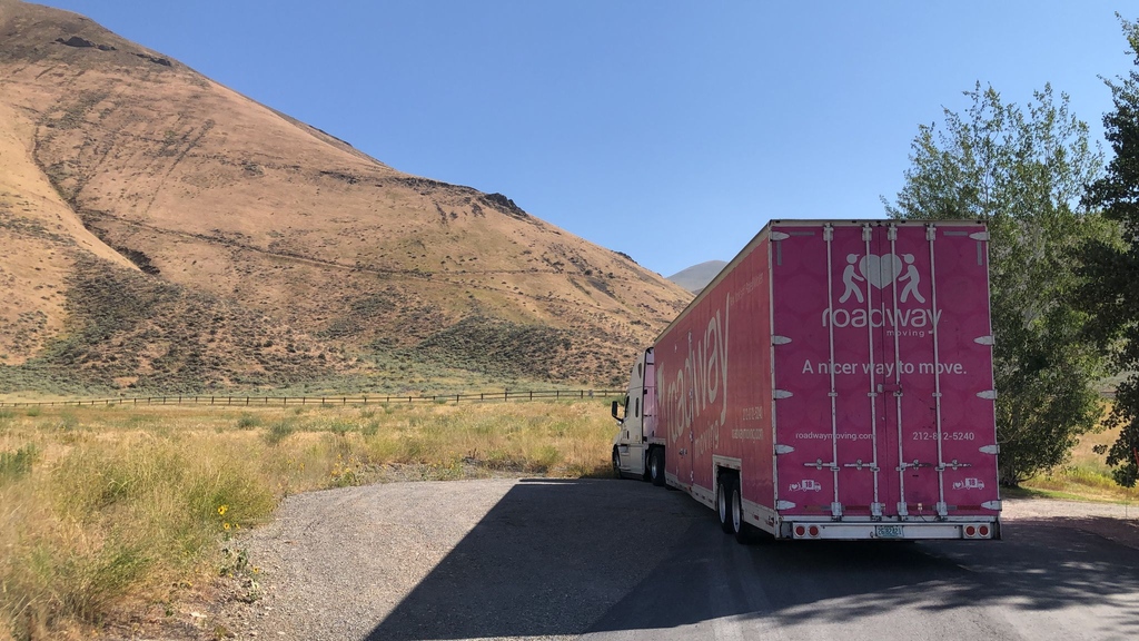 Hello from Idaho! We don’t just move you locally, we move all over the U.S. Your best moving day, heading wherever your next chapter awaits 💙💜

#roadwaymoving #movingday #longdistancemoves #movingwithroadway #idaho #pinktruck