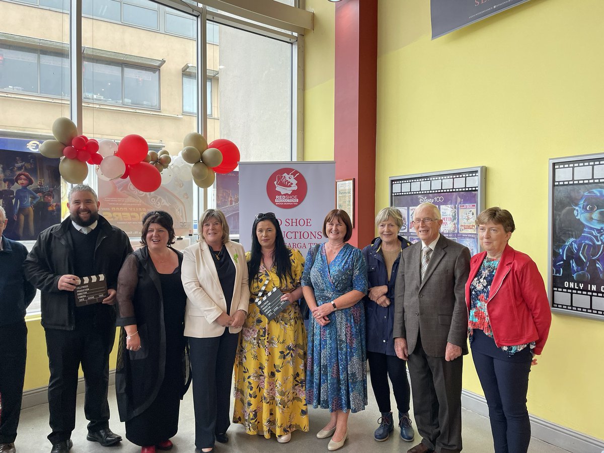 Kylebjournalist's tweet photo. I was delighted to attend The Elders in Dungarvan today in association with Deise Day Care Centre and TG4 for their first screening. 

Cast and crew arrived by stretched limo with the red carpet. 

Thanks to @MaryButlerTD for catching up with me also.

Full video on WLRS FB page. https://t.co/GiNPpbn5al
